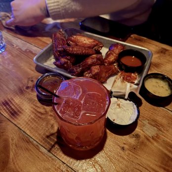 Elsie Lane - Bars Near Me - New Hyde Park, New York