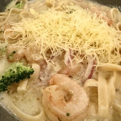 La Veranda - Pasta bar: shrimp, broccoli, onions with Alfredo sauce and fettuccine pasta