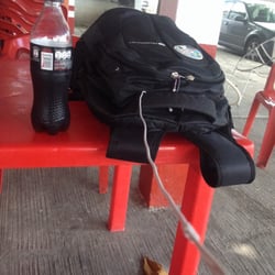 Edgar's - Aquí una muestra de las sillas y mesas que Don Edgar... Y del combustible que mantiene activo a este yelper