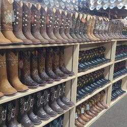 Moda Latina - Western Wear. Cowboy Boots. Cowboy Hats.