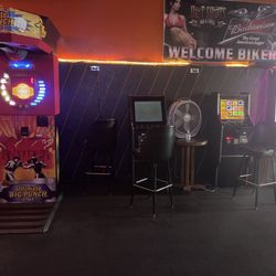 Hot Shots Bar & Grill - Plenty of entertainment while you're enjoying a nice cold drink or some food!
