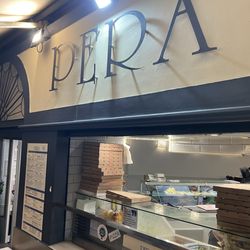 Pera - Exterior and ordering counter for the 10€ take away pizzas.