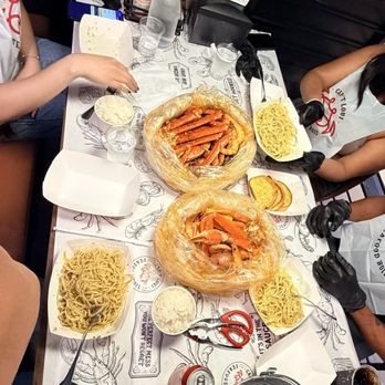 Cap't Loui Seafood Boil - 4 pounds combo and 2 pound combo! Unlimited garlic noodles! 10/10, amazing food! Totally recommend this place! - Cajun/Creole Near Me - Los Angeles, California