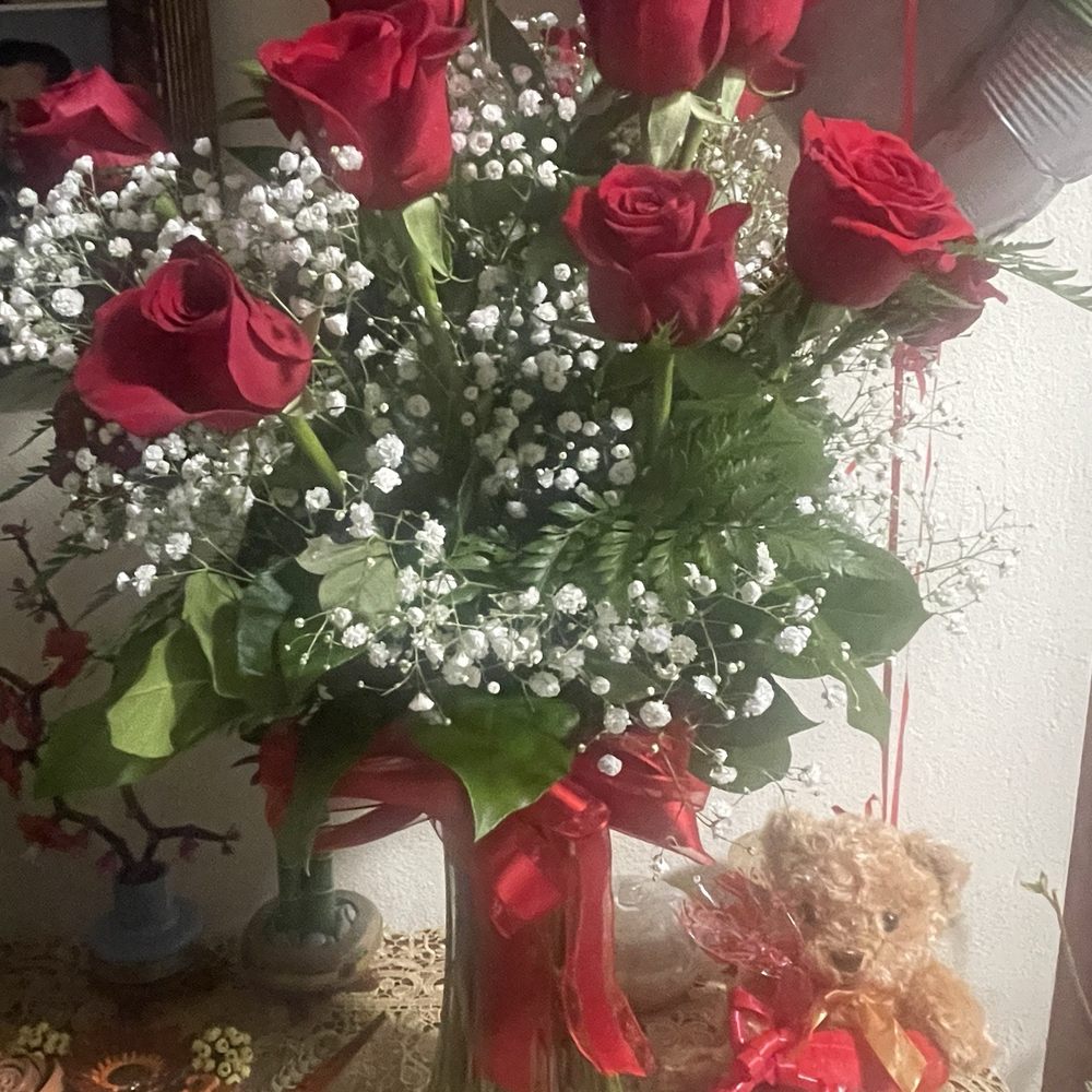 Red Rose Flowers - They were gorgeous when I got them, but my valentine day roses, didn't even last a week. - Florists Near Me - Salinas, California Red Rose Flowers - They were gorgeous when I got them, but my valentine day roses, didn't even last a week. - Florists Near Me - Salinas, California