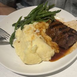 My husband ordered Filet Mignon , mash potatoes & green beans . Yum! He loved it !