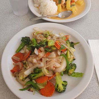 Thai Del Mar Restaurant - Pineapple curry with shimp & Spicy noodle with vegetables - Thai Near Me - Corona Del Mar, California Thai Del Mar Restaurant - Pineapple curry with shimp & Spicy noodle with vegetables - Thai Near Me - Corona Del Mar, California