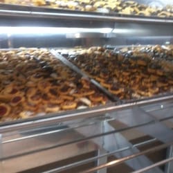Panadería Los Confiteros - Bandejas de masas. Es otra ventaja de que la panadería trabaje 24 hs: siempre están bien abastecidos de productos recién hechos.