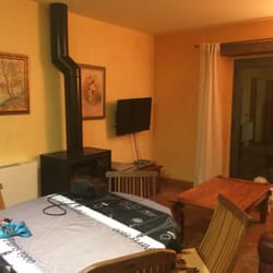 Mas Rovira - Salón con chimenea y tele
