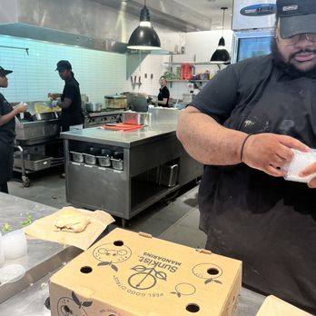Chipotle Mexican Grill - The cashier who told me he couldn't wrap my food up because he didn't have gloves on and walked away - Mexican Near Me - Wallingford, Connecticut