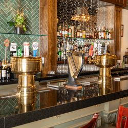 Molly Os - Pull up a stool and let the good times flow at our lively bar - where every drink tells a story!