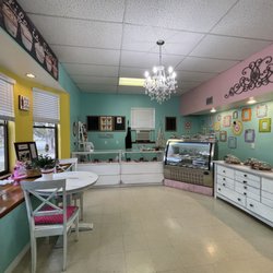 Queen of Cakes - Inside