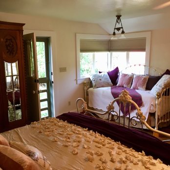 Quincy Feather Bed - Bed & Breakfast Near Me - Quincy, California Quincy Feather Bed - Bed & Breakfast Near Me - Quincy, California