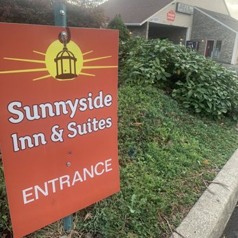 Sunnyside Inn and Suites - An enlightened entrance - Hotels Near Me - Clackamas, Oregon