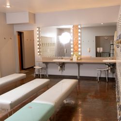 Betty's Bath & Day Spa - Locker Room
