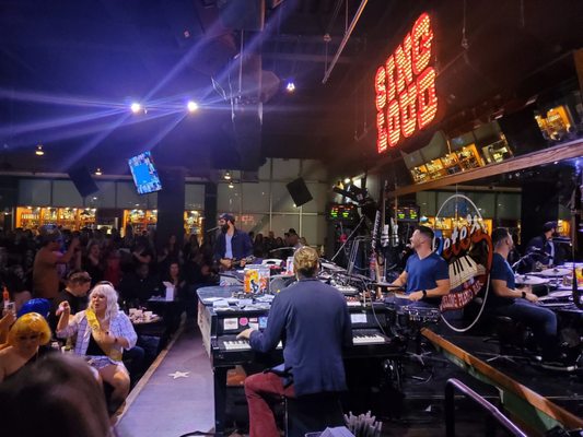PETE'S DUELING PIANO BAR by null