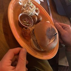 Howard's Pub & Raw Bar Restaurant - Burger