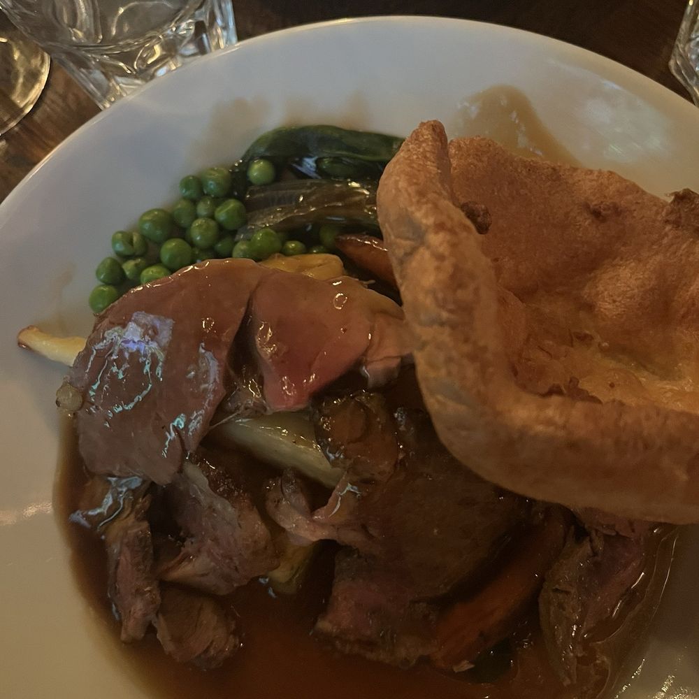 The Old Queens Head - Sunday roast lamb - Pubs Near Me - London, XGL