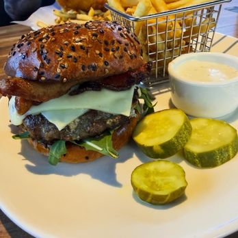 Yard House - Kurobuta Pork burger - New American Near Me - Cincinnati, Ohio
