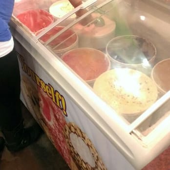 V Star Buffet - Scooping ur own ice cream? Is that weird to anyone else? (Pictured: customer scooping their ice cream from the tub) - Buffets Near Me - Santa Maria, California