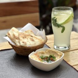 Wehbe Arabic Fast Food - Limonada y hummus. La entrada. La felicidad.