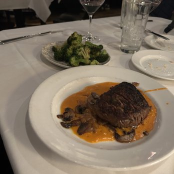 Springfield Grille - Fire blue steak with broccoli - New American Near Me - Mars, Pennsylvania