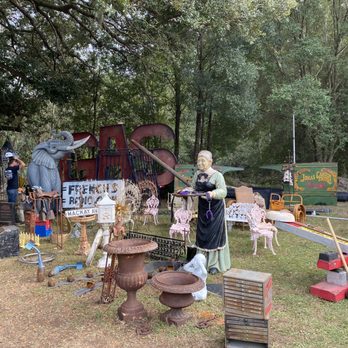 Renninger's Antique Center - Stuff outside - Antiques Near Me - Mount Dora, Florida