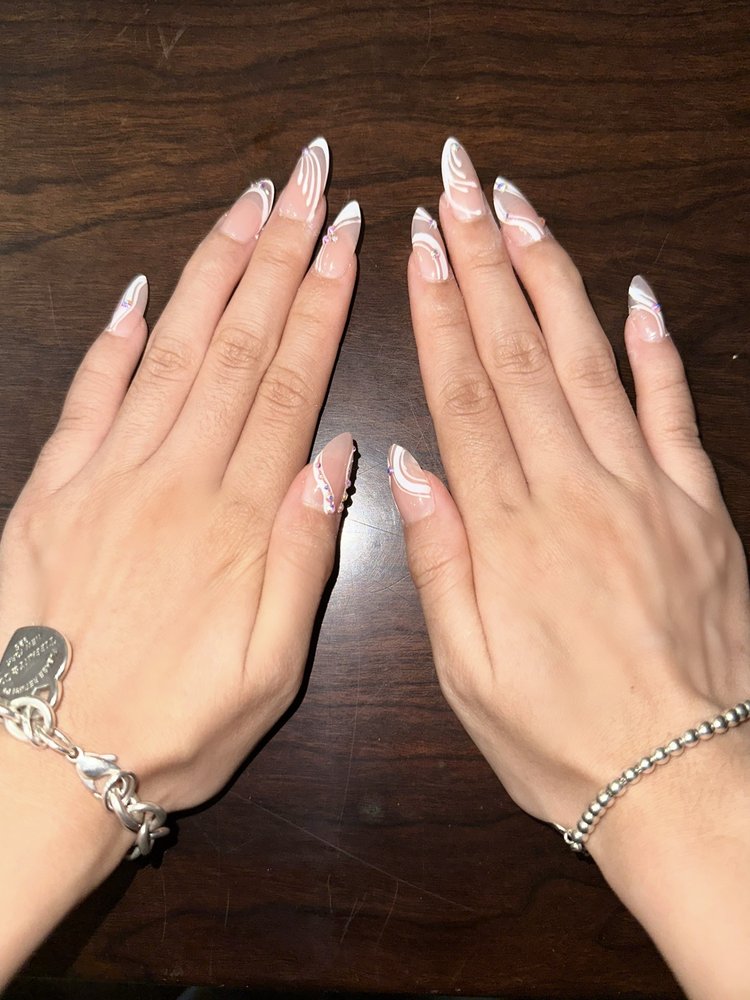 L A Nails Logo