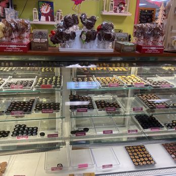 Keys Chocolates & Ice Cream - So many choices. - Ice Cream & Frozen Yogurt Near Me - Key Largo, Florida