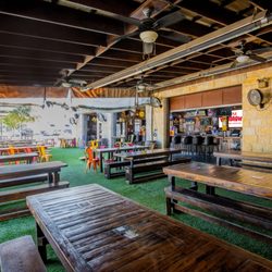 Little Woodrow's Parmer - Comfortable seating to catch any sporting event