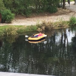 Baumhaushotel - Schlauchboot fahren auf dem Teich