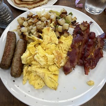 Syrup & Salt - Scrambled (powdery) eggs, beef bacon, chicken sausage - American Near Me - Mesa, Arizona