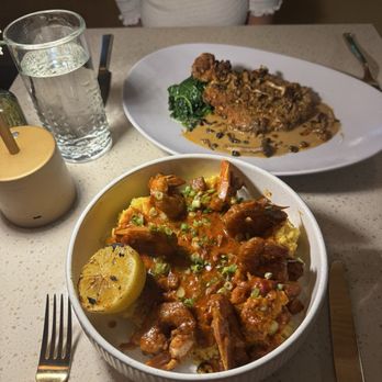 Florida Room - Shrimp and grits, pistachio chicken - Cocktail Bars Near Me - Fort Lauderdale, Florida Florida Room - Shrimp and grits, pistachio chicken - Cocktail Bars Near Me - Fort Lauderdale, Florida