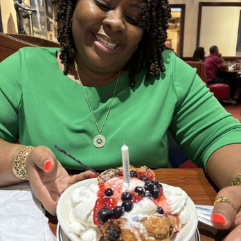 Mimi's Cafe - Blueberry muffin sundae - American Near Me - Murfreesboro, Tennessee
