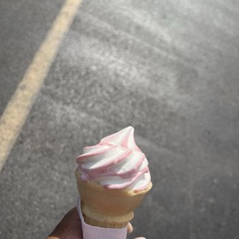 Dairy Haven - Bubblegum twist - Ice Cream & Frozen Yogurt Near Me - Caseyville, Illinois