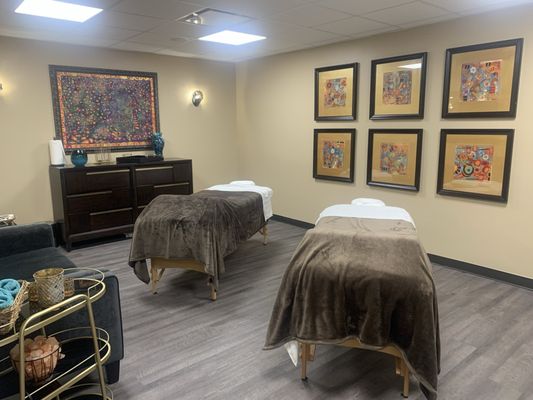 Couples massage room - Couples often choose our massage service to unwind together, strengthen their bond, and enjoy shared relaxation in a soothing atmosphere. It's a beautiful way to enhance your connection and create lasting memories with your partner.
