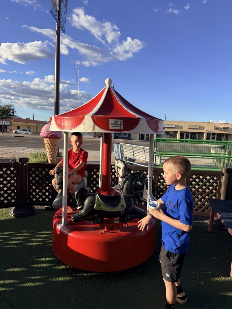Julie & Sammy's Ice Cream Parlor Logo