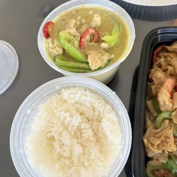Sangdara - Green Curry with chicken and side of Steamed Rice. - Thai Near Me - Arcadia, California Sangdara - Green Curry with chicken and side of Steamed Rice. - Thai Near Me - Arcadia, California