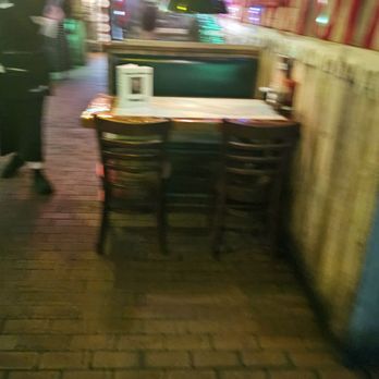 Flanigan's - Pinecrest - Empty tables we are waiting for an hour why can we sit on the tables and wait is ridiculous - American Near Me - Miami, Florida