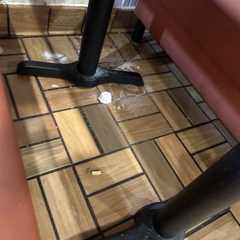 Captain D's - Trash under tables - Fast Food Near Me - Buford, Georgia