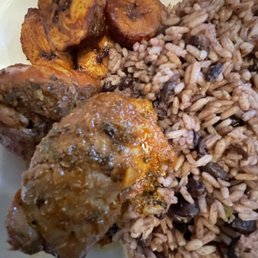 Pollo Guisado Combo Plate
