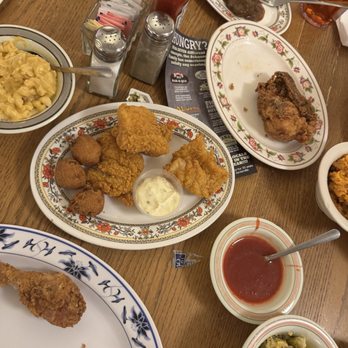 Mama's Farmhouse - Southern Near Me - Pigeon Forge, Tennessee