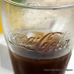 Pane e Vino - Coca-Cola-Glas (mit Spezi) - zu tief ins Glas geschaut!