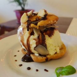 Ciao Bella - Ice cream profiteroles