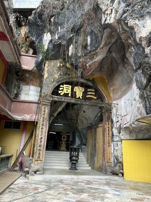 Sam Poh Tong Temple by null