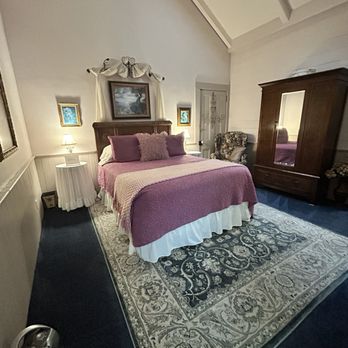 Shaw House Inn - Bedroom - Bed & Breakfast Near Me - Ferndale, California Shaw House Inn - Bedroom - Bed & Breakfast Near Me - Ferndale, California