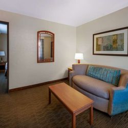 Days Inn by Wyndham Encinitas Moonlight Beach - Guest room