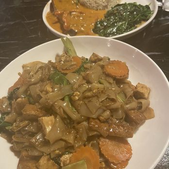 Phat Thai - Flat noddles with tofu, and salmon curry with rice - Thai Near Me - San Francisco, California Phat Thai - Flat noddles with tofu, and salmon curry with rice - Thai Near Me - San Francisco, California