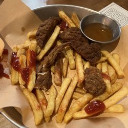 Chuck's Roadhouse - Chicken finger and fries