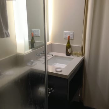 Hotel Keen - Functional and bright bathroom w/ clean lines, although some would dislike a curtain as the door. - Hotels Near Me - Palo Alto, California Hotel Keen - Functional and bright bathroom w/ clean lines, although some would dislike a curtain as the door. - Hotels Near Me - Palo Alto, California