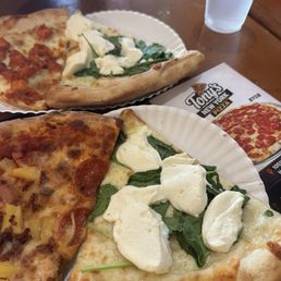 Buffalo, pineapple Hawaiian and spinach white. Spinach white has been my favorite here hands down! Buffalo, pineapple Hawaiian and spinach white. Spinach white has been my favorite here hands down!